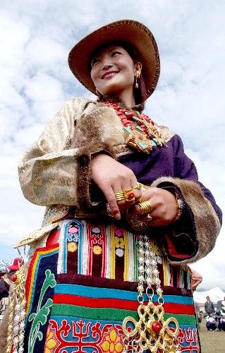 藏族服饰，藏民族服饰图片