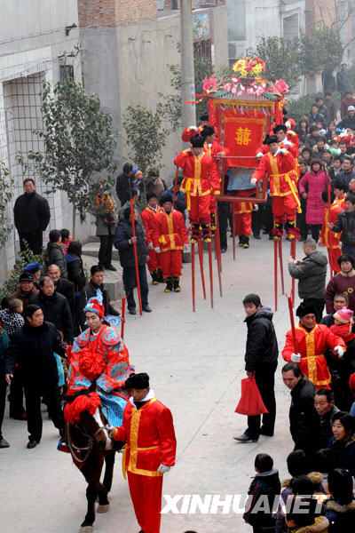 1月6日,迎亲的队伍“高抬花轿”。