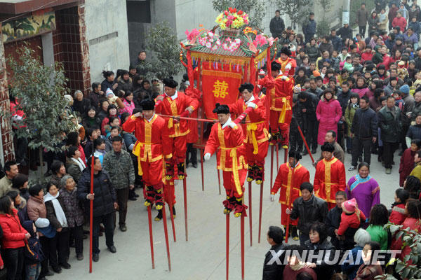1月6日,迎亲的队伍“高抬花轿”。
