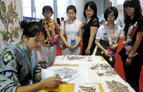 9月23日,蜡画师杨婷婷(左一)在博览会现场制作蜡画。新华社记者 卢汉欣 摄 \