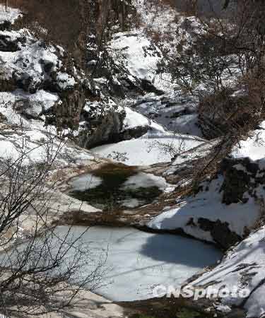 河北顺平发现罕见“壶穴”群