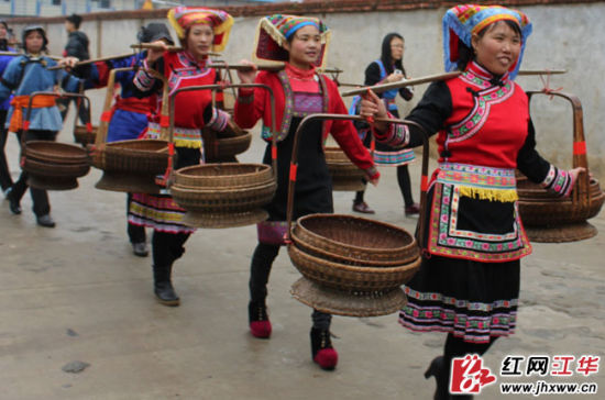 江华县:特色婚礼瑶味浓(组图)