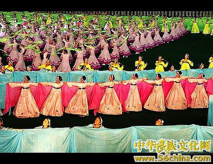 由100,000人参加演出的世界团体操和艺术表演史上规模空前的经典巨著《阿里郎》,引起了世界震撼性的极大关注。 由100,000人参加演出的世界团体操和艺术表演史上规模空前的经典巨著《阿里郎》,引起了世界震撼性的极大关注。