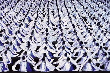 《阿里郎》表演中,在体育场内载歌载舞的朝鲜少女。 《阿里郎》表演中,在体育场内载歌载舞的朝鲜少女。