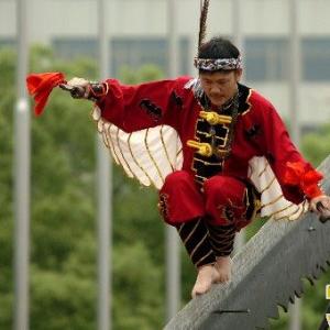 苗族绝技赤脚走大刀