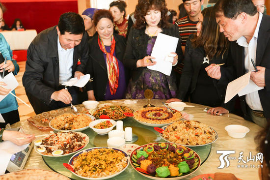 比赛评委和来宾品尝各类美食。