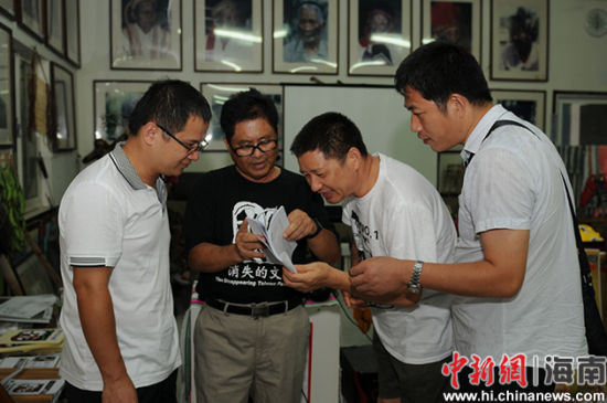 笔者一行在田贵实(左二)的赛德克文史工作室