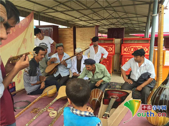 麦盖提县团委组织2015年西部计划志愿者前往大巴扎体验民族风情。李晨鸣供图 麦盖提县团委组织2015年西部计划志愿者前往大巴扎体验民族风情。李晨鸣供图