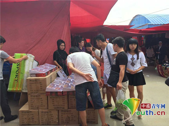 麦盖提县志愿者在参观大巴扎的水果摊位。李晨鸣供图 麦盖提县志愿者在参观大巴扎的水果摊位。李晨鸣供图