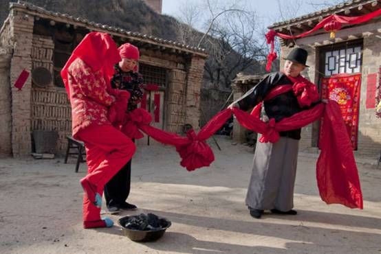 婚俗礼仪:跨火盆 婚俗礼仪:跨火盆