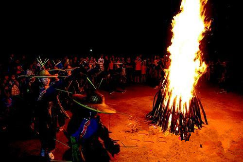 瑶族少女成人礼:舞火狗 瑶族少女成人礼:舞火狗