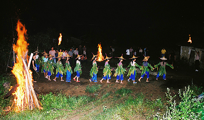 瑶族少女成人礼:舞火狗 瑶族少女成人礼:舞火狗