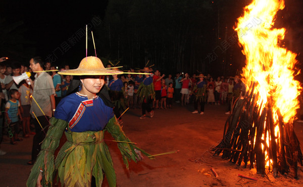 瑶族少女成人礼:舞火狗 瑶族少女成人礼:舞火狗