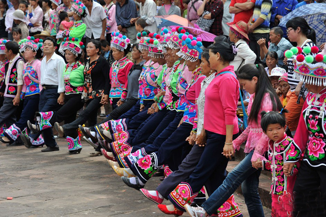 yi nationality left foot dance