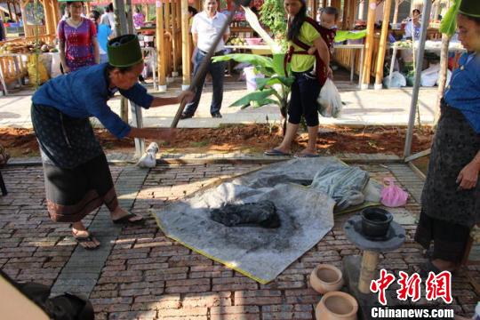 图为文化节现场制作民族手工艺品 钟欣 摄