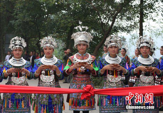 会同县高椅古村的侗族姑娘身着盛装迎接远道而来的客人。唐小晴