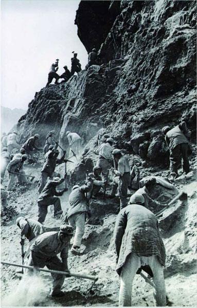 在青藏公路修建中“蛮拼”的筑路人。 在青藏公路修建中“蛮拼”的筑路人。