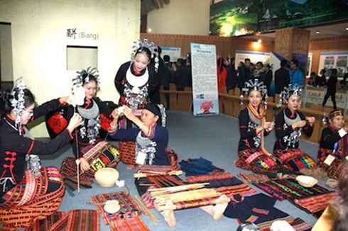 现场展示世界非物质文化遗产黎锦纺织过程