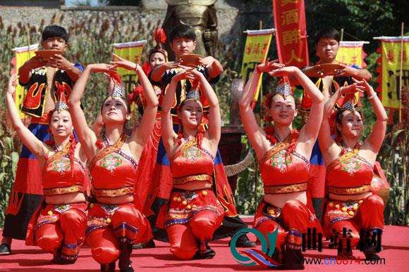 滇王老窖员工表演《红红的高粱美美的酒》.JPG \