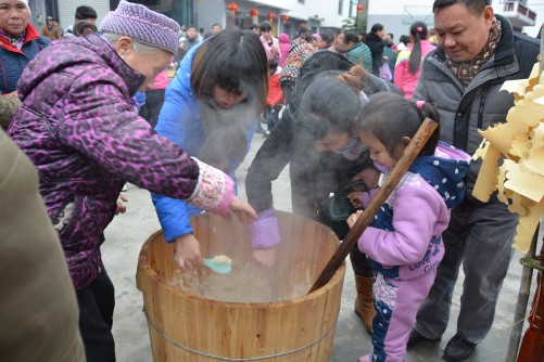 2016年天峨县迎新春群众性文化活动暨旅游推介会之壮乡刨汤节(图)