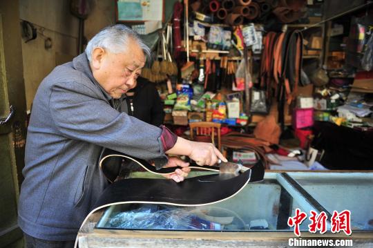 昆明匠人:30余年坚持手工打造皮具传递“工匠精神”