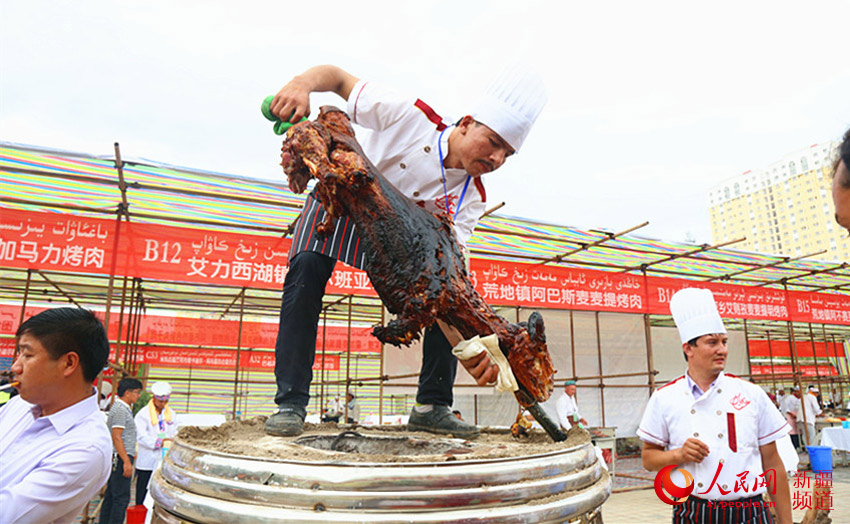 美味的烤全羊出炉。冉波 摄