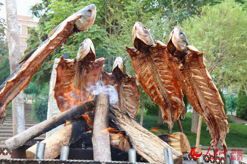 用果木烤制的野生鱼。冉波 摄