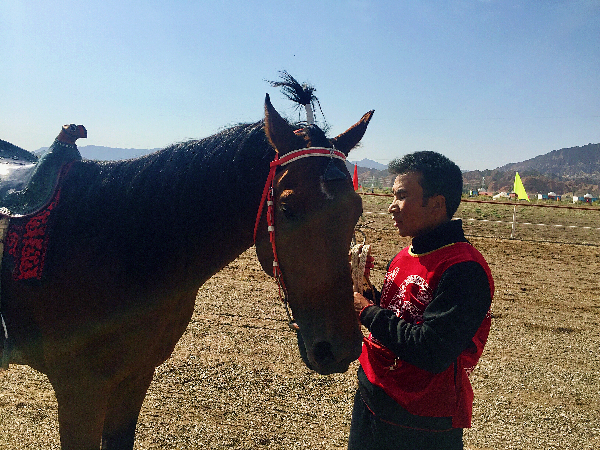 \ 柯尔克孜小伙帕米尔高原马上竞技